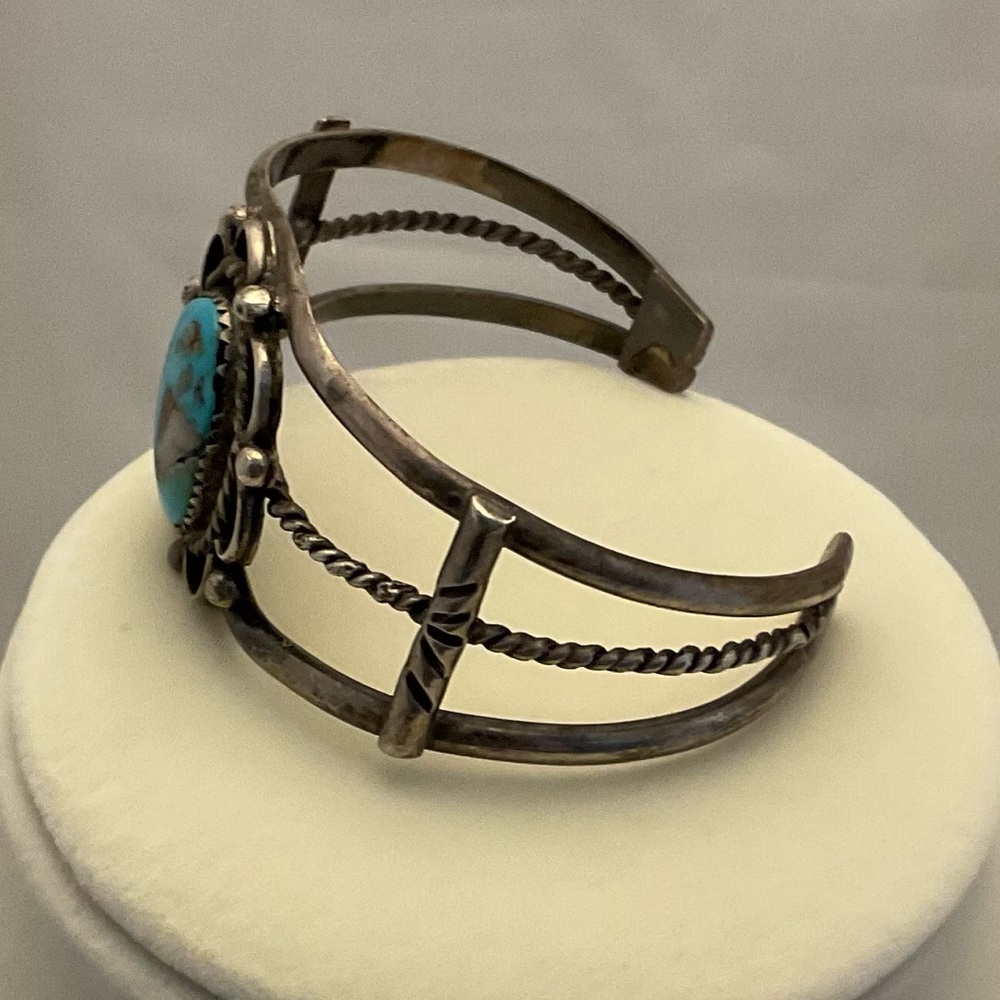 Beautiful vintage unmarked Sterling Silver and Turquoise Cuff Bracelet - Picture 4 of 5